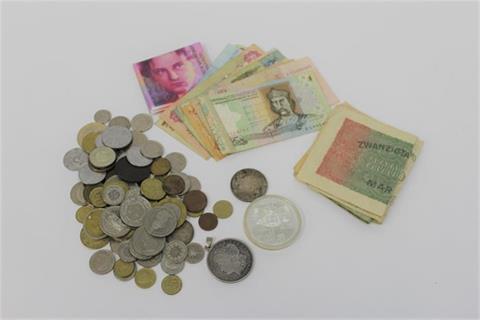 Münzen und Geldscheine